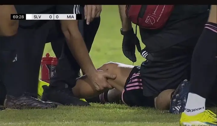 Cuerpo médico atiende a Facundo Farías en el campo, tras su lesión, posteriormente se comprobaría la lesión de ligamentos cruzados, vía Inter Miami.