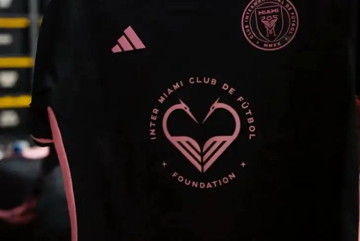 El logo de la Fundación Inter Miami que lucirá el equipo en el partido de hoy ante la Selecta