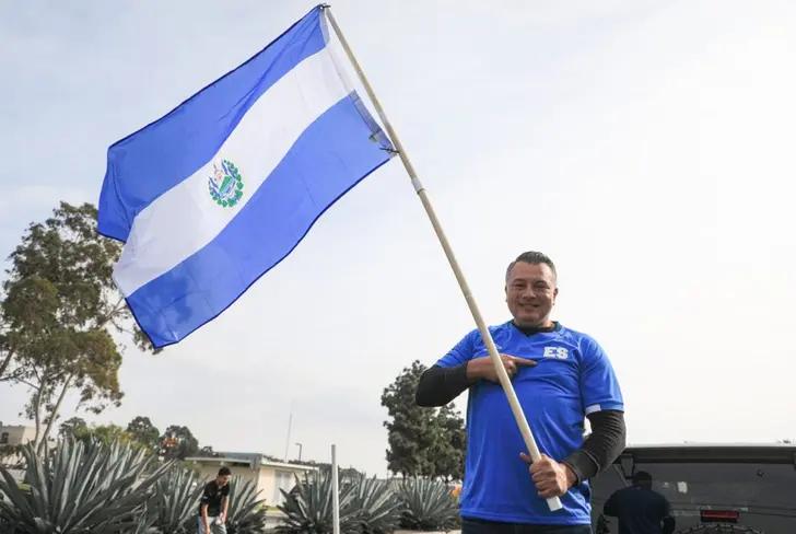 La bandera nacional ondeando en el estadio