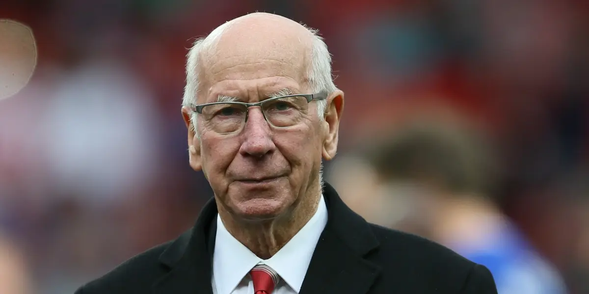 Bobby Charlton no solo fue un ícono del Manchester United, sino también una figura destacada en la selección nacional de Inglaterra