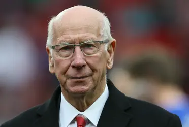 Bobby Charlton no solo fue un ícono del Manchester United, sino también una figura destacada en la selección nacional de Inglaterra