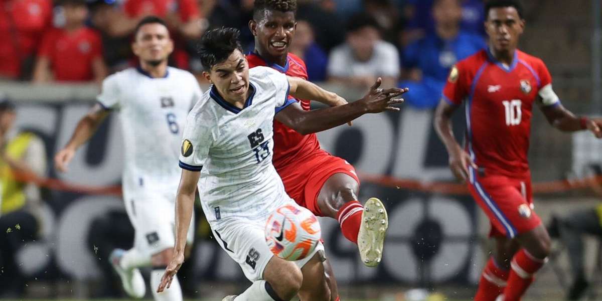 En el primer partido contra Cartaginés, Claudia no pudo asistir debido a que el Liga Alajuelense jugó a puerta cerrada por una sanción